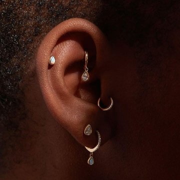 Minimalistyczny rook piercing z tytanem