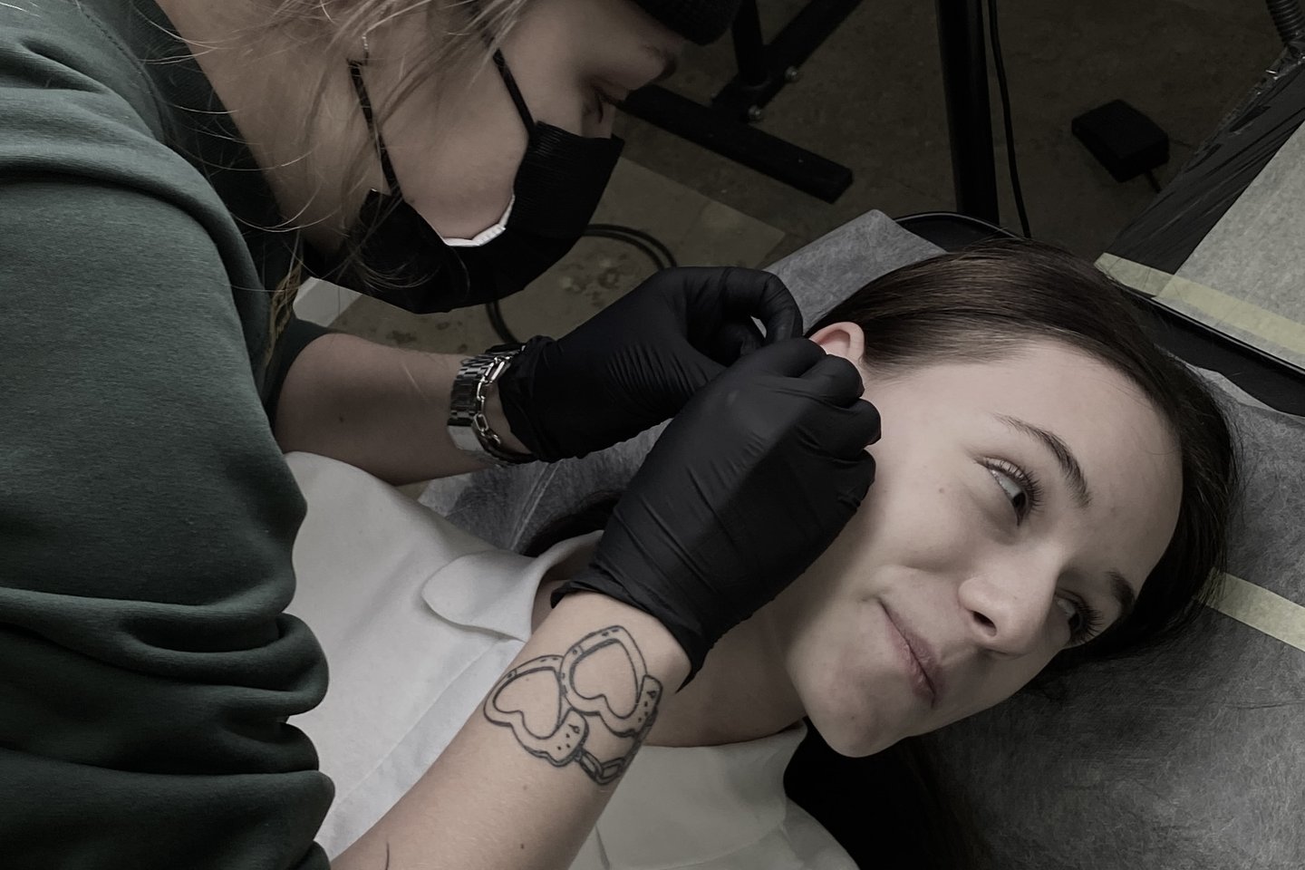Zakładanie kolczyka do rook piercingu
