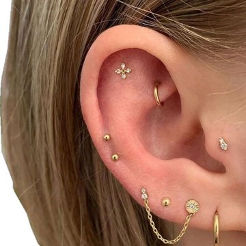 Subtelny rook piercing w uchu kobiety
