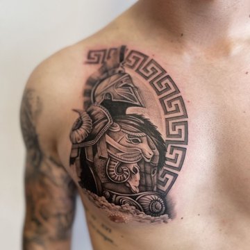 Tatuaż na klatce piersiowej męski – grecki wojownik w hełmie spartańskim