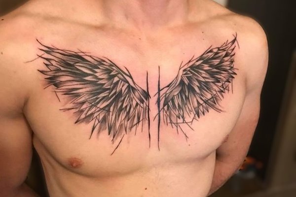 Tatuaż na klatce piersiowej męski – skrzydła anioła w stylu geometrycznym