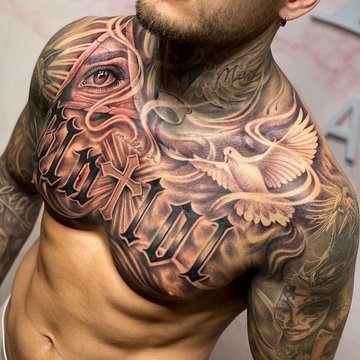 Tatuaż na klatce piersiowej męski  realistyczny motyw oka, gołębia i krzyża