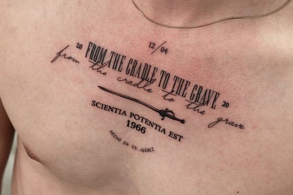 Tatuaż na klatce piersiowej męski – minimalistyczny napis
