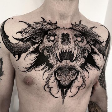 Tatuaż na klatce piersiowej męski  czaszka demona z rogami w stylu dark art