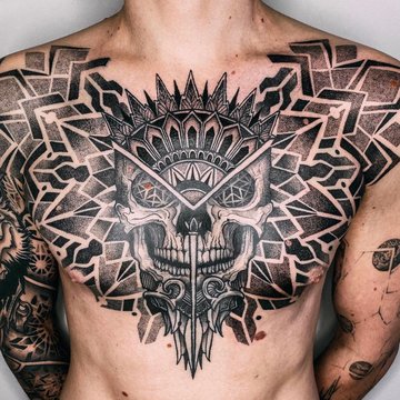 Tatuaż na klatce piersiowej męski – czaszka z geometrycznym wzorem w stylu dotwork