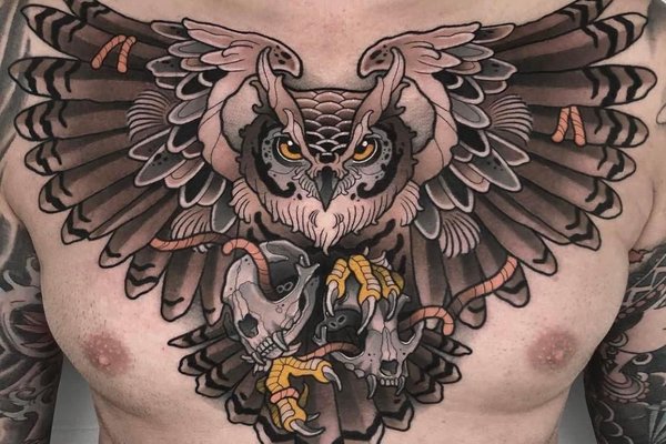 Tatuaż na klatce piersiowej męski  w stylu neotradycyjnym