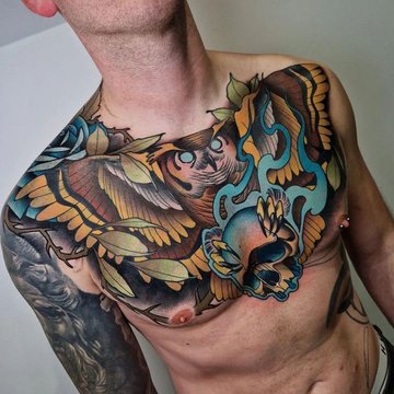 Tatuaż na klatce piersiowej męski – kolorowa sowa i czaszka w stylu neotraditional