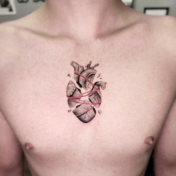 Tatuaż na klatce piersiowej męski  realistyczne oko w efekcie 3D