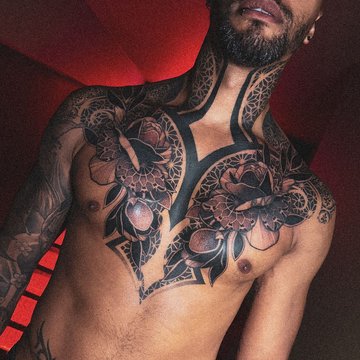 Tatuaż na klatce piersiowej męski  geometryczne kwiaty i mandala w stylu blackwork