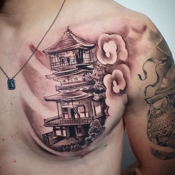 Tatuaż na klatce piersiowej męski – japońska pagoda w czarno-szarej stylistyce