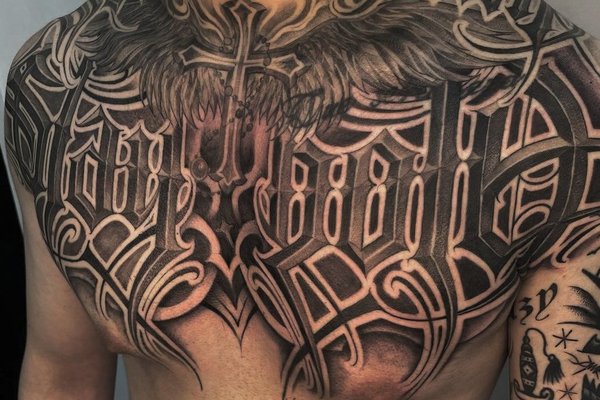 Tatuaż na klatce piersiowej męski – realistyczny kompas w efekcie rozdartej skóry