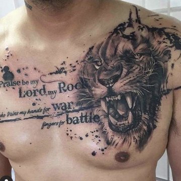 Tatuaż na klatce piersiowej męski – lew z napisem biblijnym w stylu realistycznym