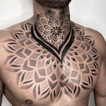 Tatuaż na klatce piersiowej męski – geometryczny wzór mandali z przejściem na szyję