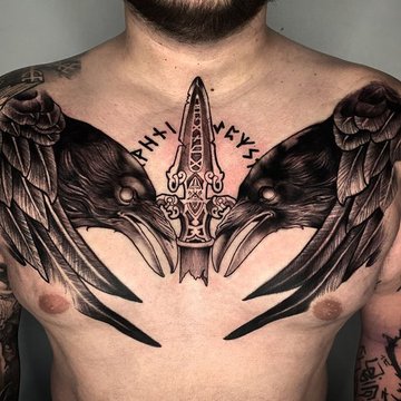 Tatuaż na klatce piersiowej męski – dwa kruki i nordycki miecz w stylu wikingów