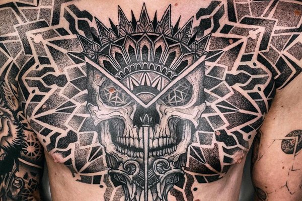 Tatuaż męski na klatce piersiowej