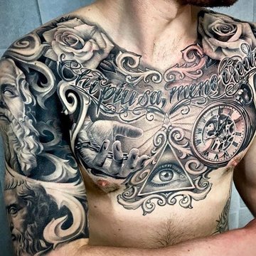Tatuaż na klatce piersiowej męski -  kompozycja z okiem w trójkącie, zegarem i różami