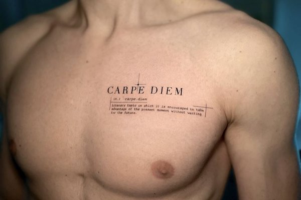 Tatuaż na klatce piersiowej męski w minimalistycznym stylu typograficznym
