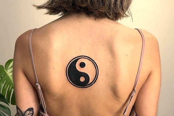 Klasyczny symbol yin-yang jako tatuaż