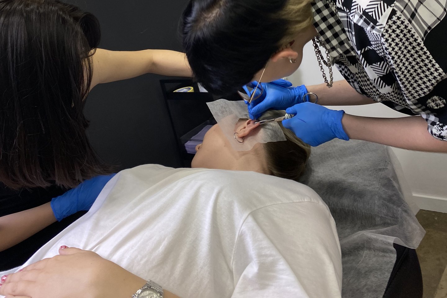 Profesjonalny piercer wykonuje daith piercing