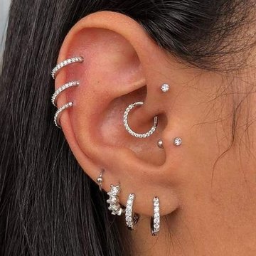 daith piercing z ozdobnymi pierścionkami