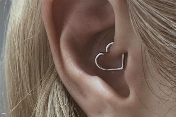unikalny daith piercing z biżuterią w kształcie serca