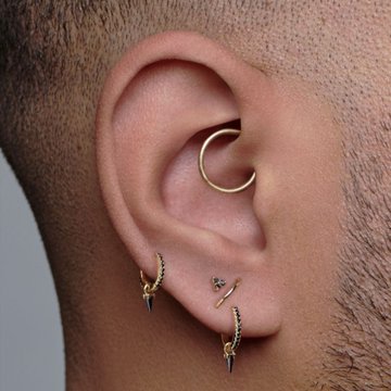 Mężczyzna z daith piercingiem i srebrnym kolczykiem
