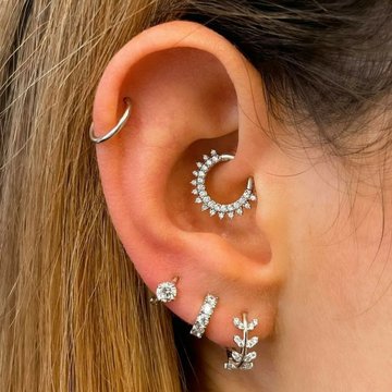 Zewnętrzny widok daith piercingu w uchu