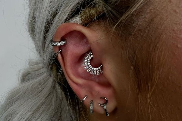 Stylowa kompozycja daith piercingu z innymi przekłuciami