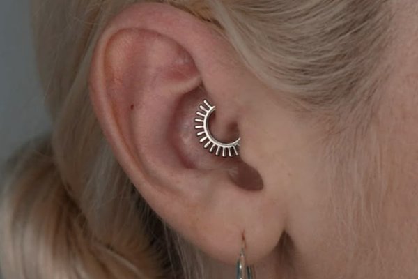 Efektowna biżuteria w daith piercingu