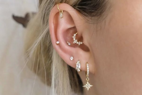 daith piercing z ozdobnymi pierścionkami