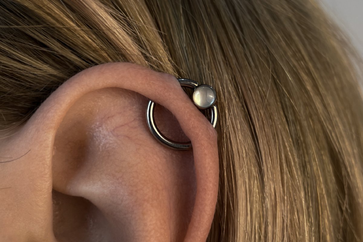 Zbliżenie na Orbital Piercing z kółkiem