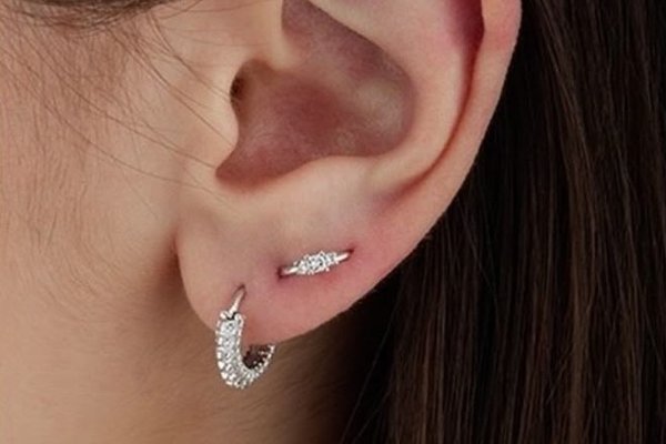 Subtelna stylizacja ucha z Orbital Piercingiem