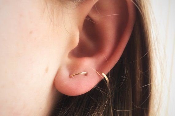 Subtelna stylizacja ucha z Orbital Piercingiem