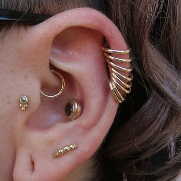 Kolczyk z ozdobą w Orbital Piercingu