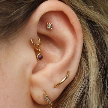 Klasyczny Orbital Piercing w płatku ucha