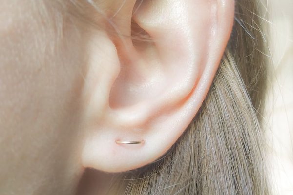 Orbital Piercing z podwójnym przekłuciem płatka