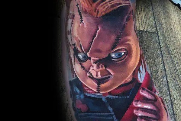 Portret Chucky z czerwonymi włosami