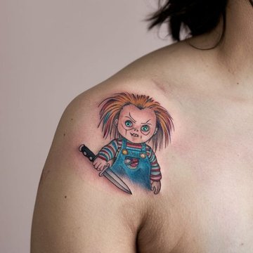 Tatuaż Chucky na ramieniu