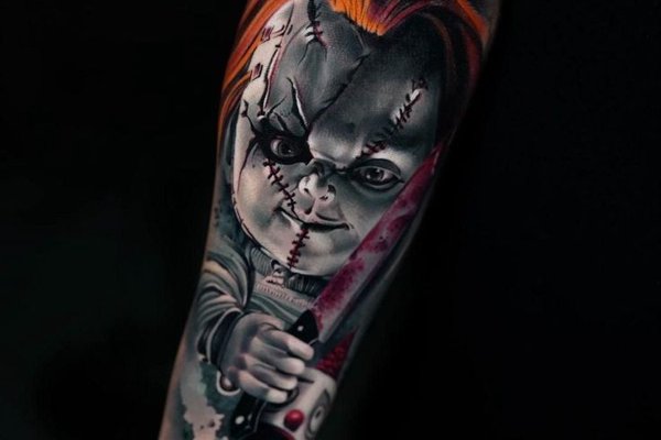 Portret Chucky z czerwonymi włosami