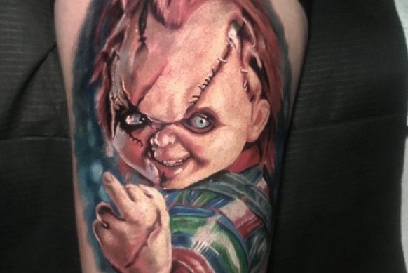 Chucky z szyderczym uśmiechem