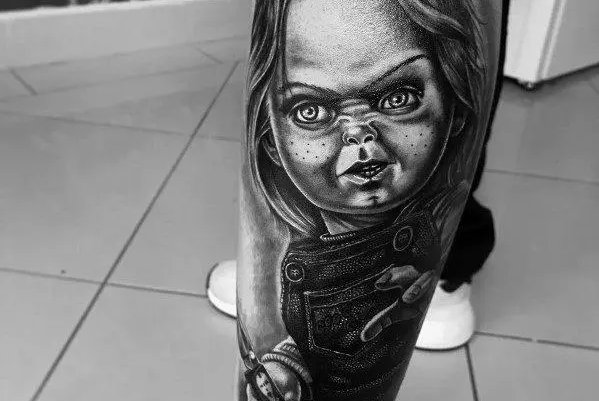 Czarno-biały Chucky z cieniem