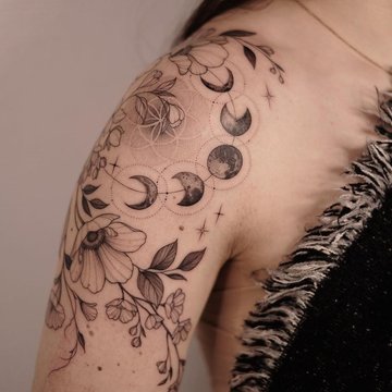 Tatuaż faz księżyca na ramieniu