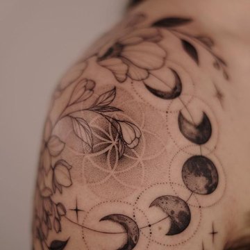 Tatuaż faz księżyca na ramieniu