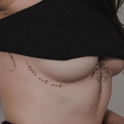 Tatuaże Damskie pod Biustem