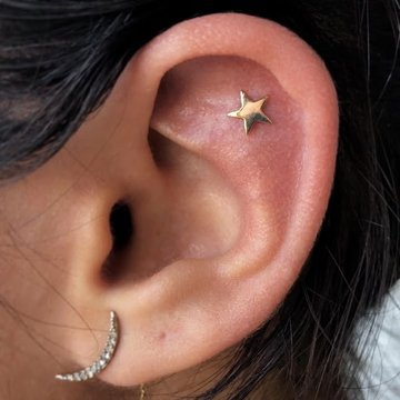 Flat Piercing z biżuterią w kształcie gwiazdy