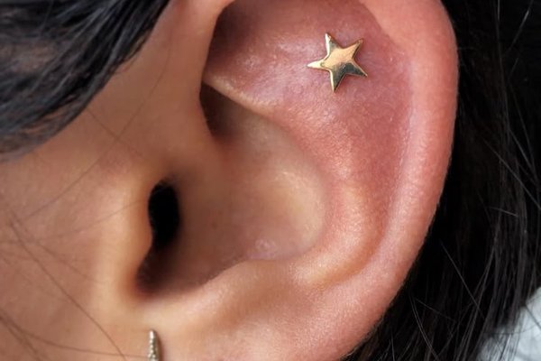 Flat Piercing z biżuterią w kształcie gwiazdy