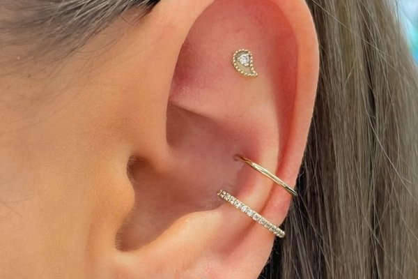 Stylowy Flat Piercing w górnej części ucha