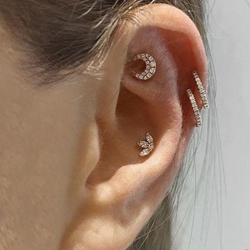 Zbliżenie na Flat Piercing w chrząstce
