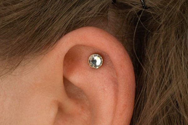 Stylowy Flat Piercing w górnej części ucha
