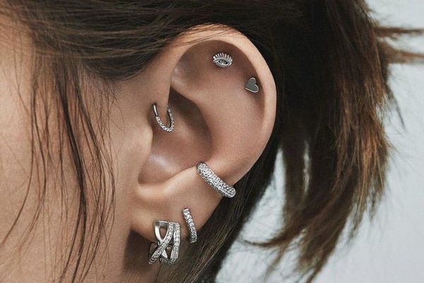 Stylowy Flat Piercing w górnej części ucha